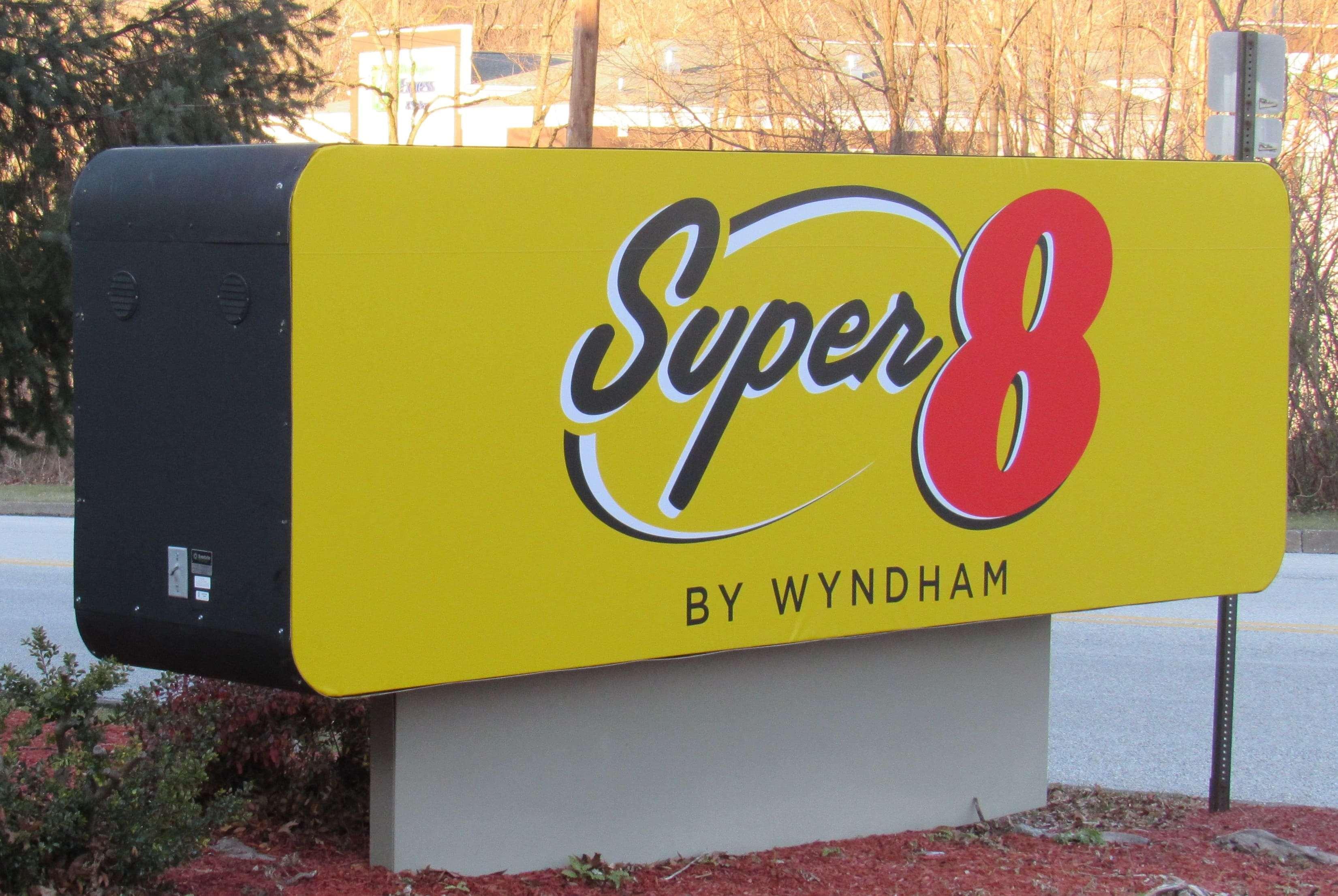 Super 8 By Wyndham New Cumberland Hotel Exterior photo