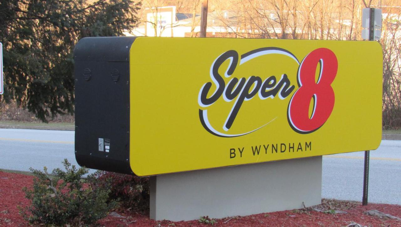 Super 8 By Wyndham New Cumberland Hotel Exterior photo